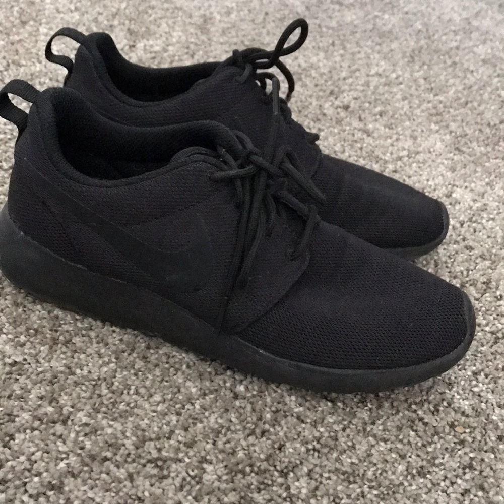 ALL BLACK NIKE ROSHES